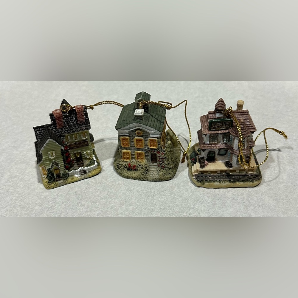 2 Liberty Falls Christmas Tree
Ornament Sets W/ 12 Individually
Hand Painted - Picture 15 of 16